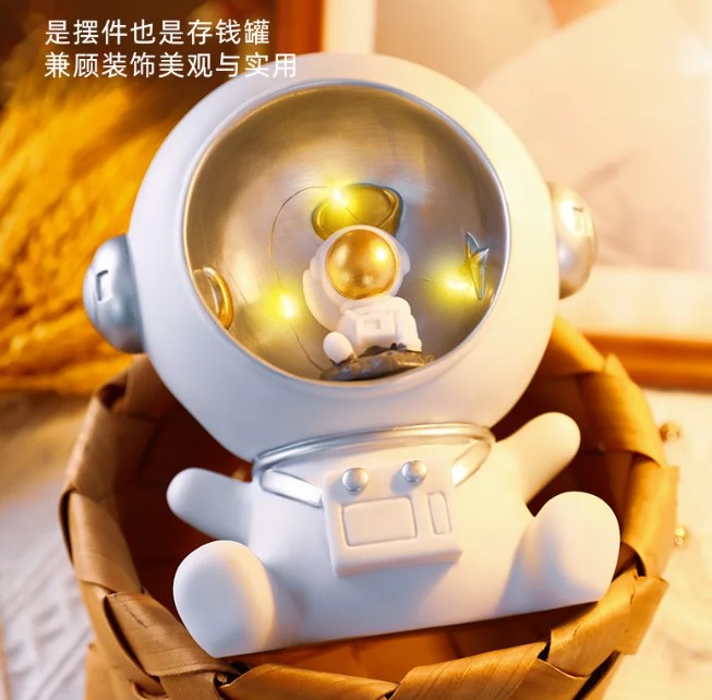 ALBEZON® ASTROVAULT™ – Lámpara Nocturna + Alcancía Premium con Diseño de Astronauta