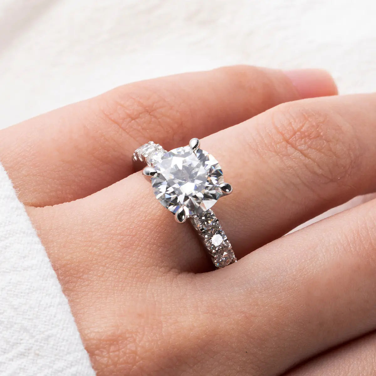 4.3カラットのモアッサナイトとシルバーの婚約指輪 S925