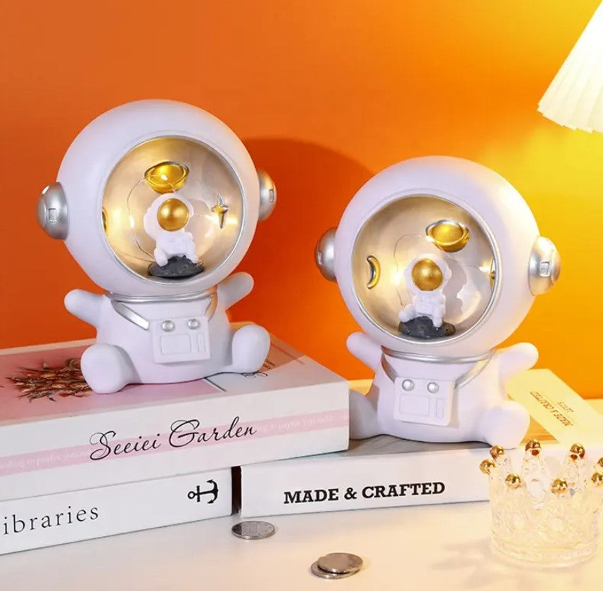 ALBEZON® ASTROVAULT™ – Lámpara Nocturna + Alcancía Premium con Diseño de Astronauta