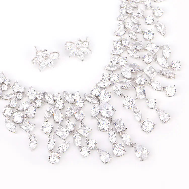 Элегантный свадебный комплект украшений с колье и серьгами