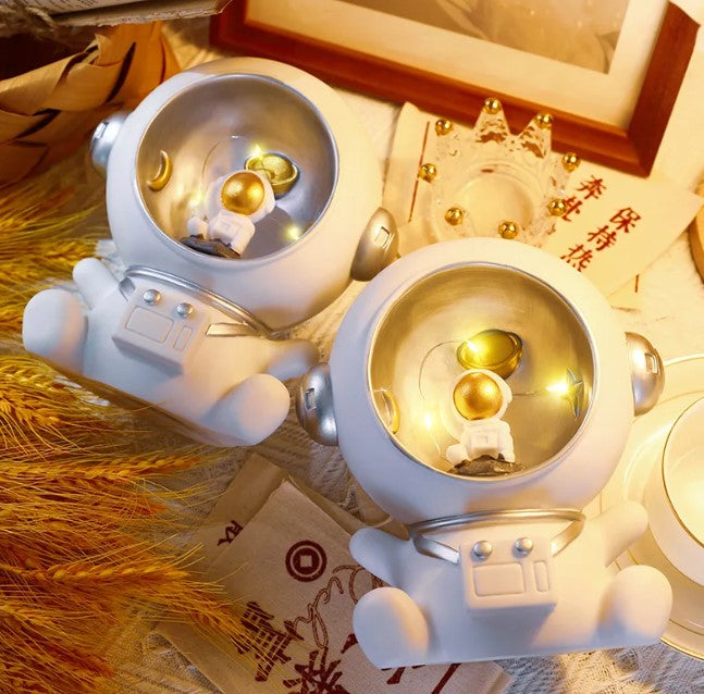 ALBEZON® ASTROVAULT™ – Lámpara Nocturna + Alcancía Premium con Diseño de Astronauta