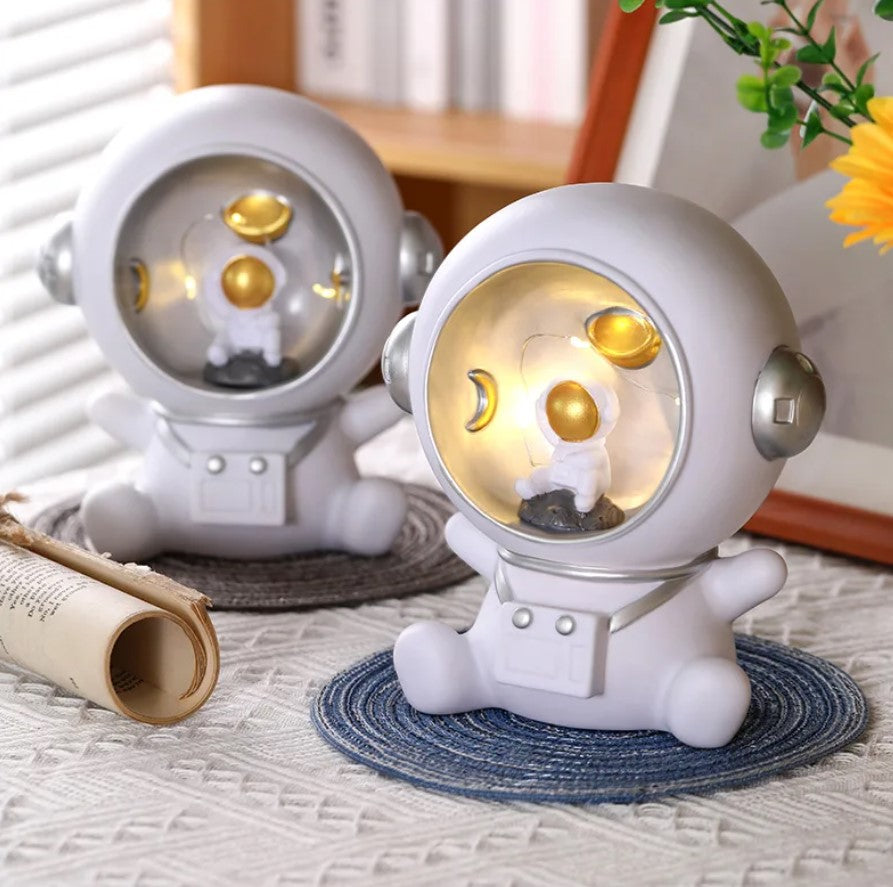 ALBEZON® ASTROVAULT™ – Lámpara Nocturna + Alcancía Premium con Diseño de Astronauta