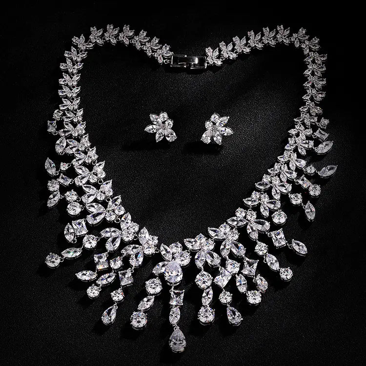Элегантный свадебный комплект украшений с колье и серьгами