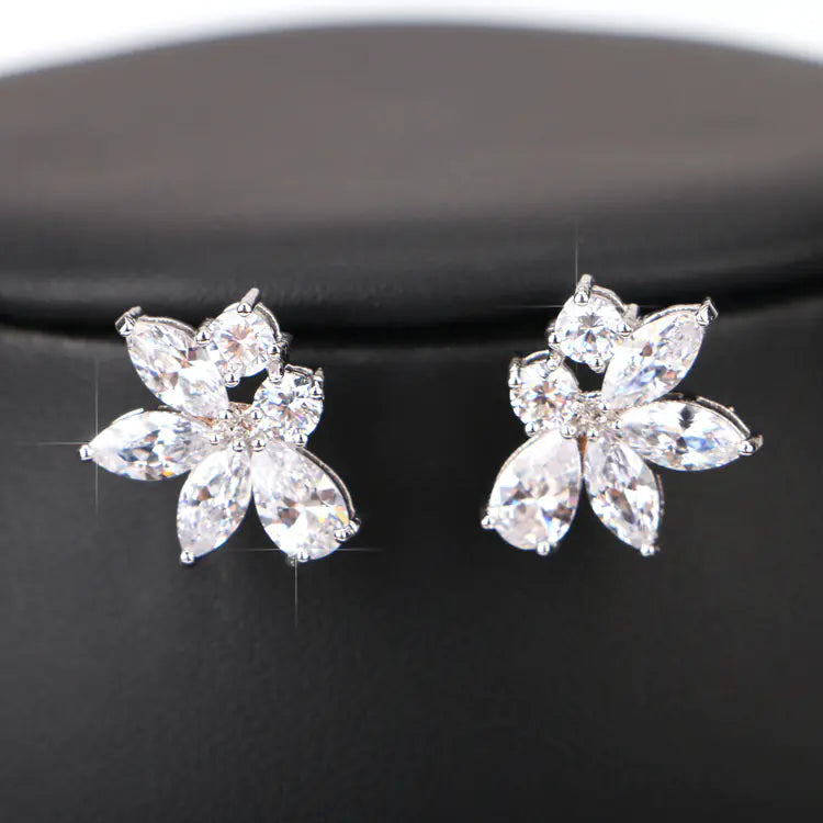 Элегантный свадебный комплект украшений с колье и серьгами